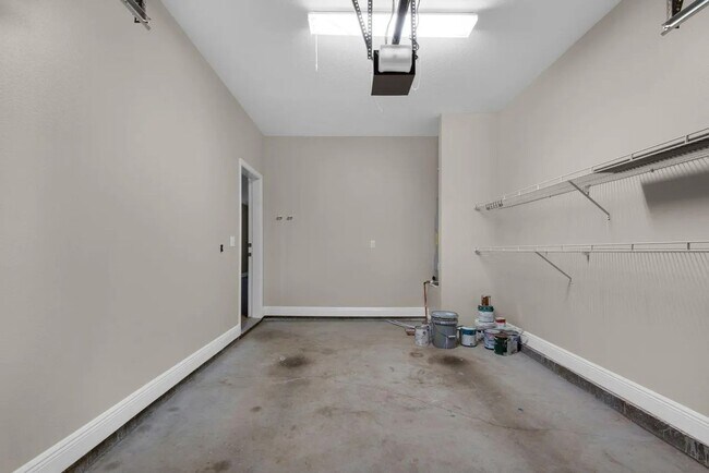 Building Photo - 17 W Shady Oaks Ln