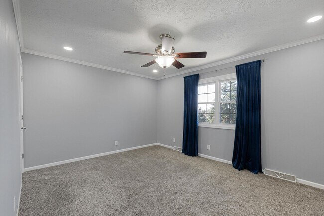 Building Photo - **3 Bedroom with a non-conforming and 2.5 bathrooms in Millard**