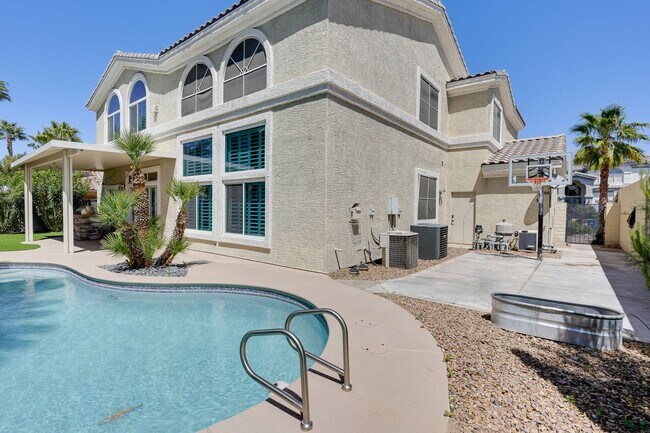 Building Photo - Luxurious 4 bd 3.5 bth Henderson Home in G...