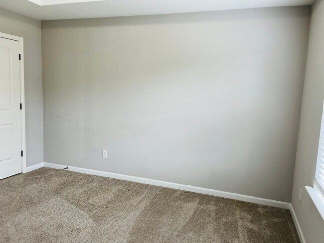 Building Photo - WOW! 5 bed, 4 full baths, brick exterior, ...