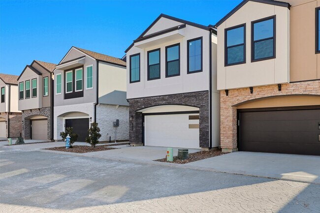 Building Photo - 2923 El Fenice Ln