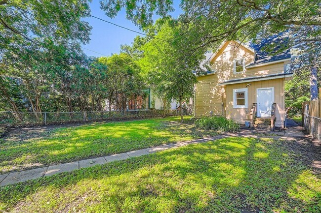 Building Photo - 3014 N Humboldt Ave