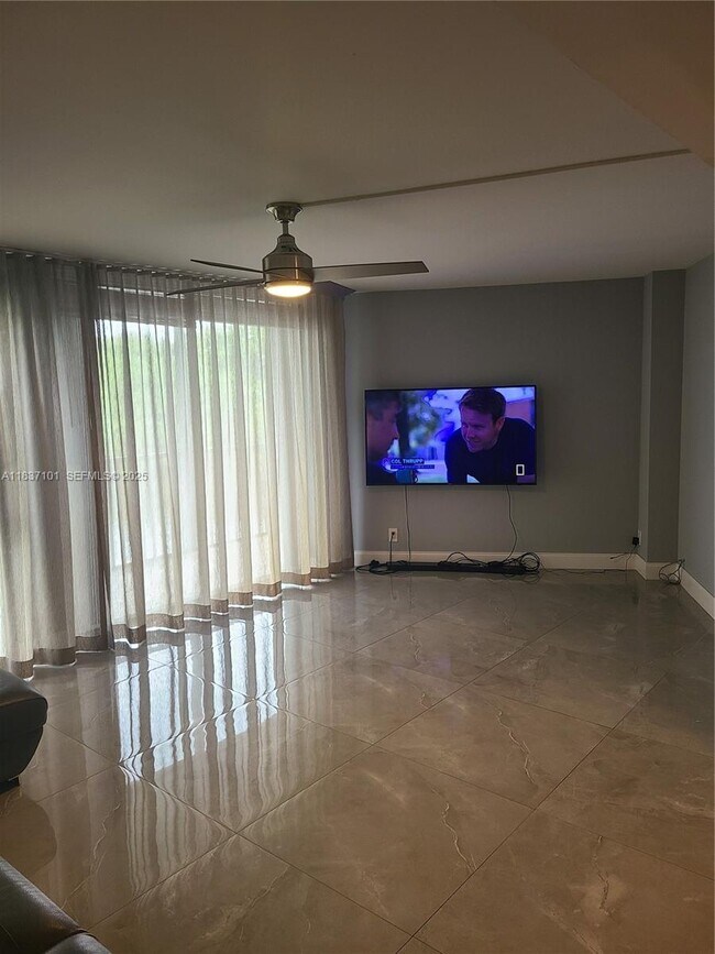 Building Photo - 3401 N Country Club Dr