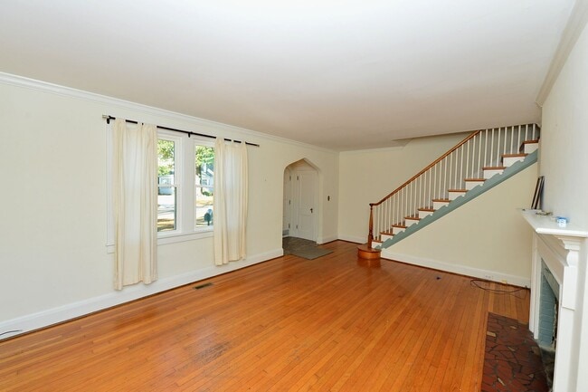 Building Photo - Larchmont Waterfront! Just Miles from NOB