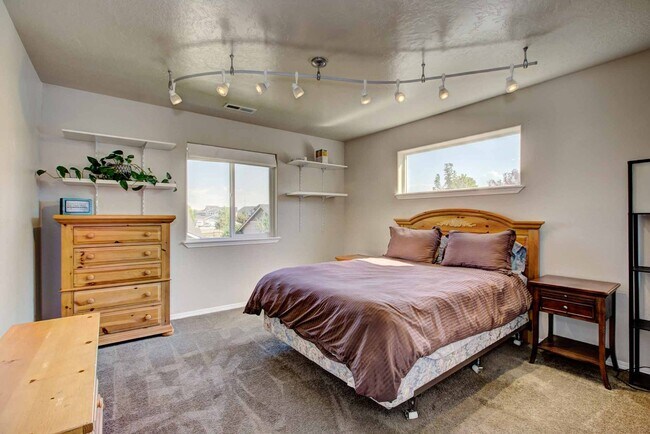 Building Photo - Beautiful 6 bed 2.5 bath home located in t...