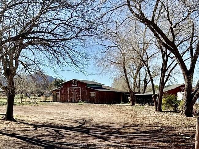 Building Photo - Beautifully Remodeled Three Bedroom Home on 2 Acres with Horse Privileges in Hurricane
