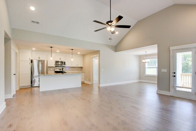 Building Photo - Fresh and Clean 3 bed/2 bath minutes from Exit 8.  Show Stopper!