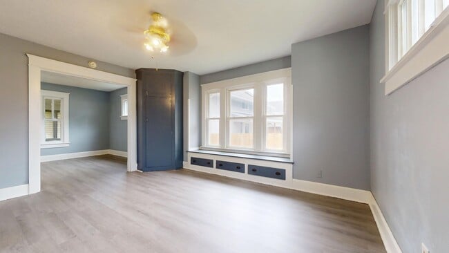 Building Photo - 252 Elmwood Dr