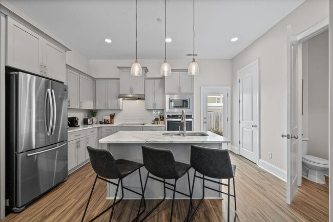 Building Photo - Modern Living in the Heart of Pleasant View Village!