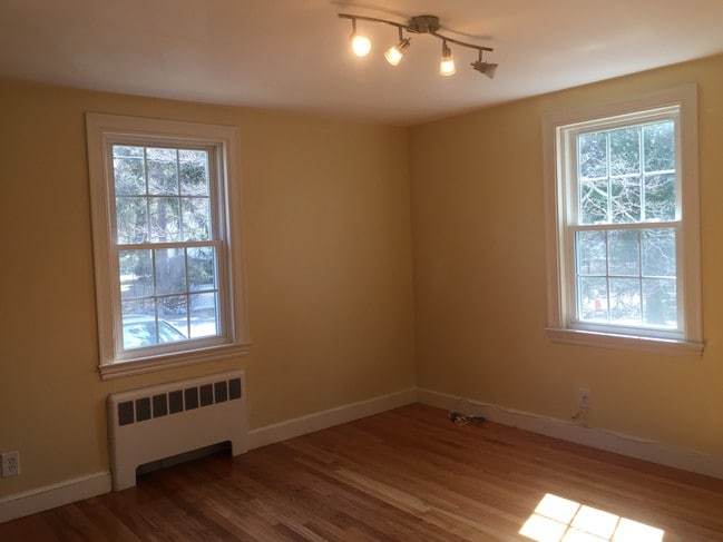 Building Photo - 40 Dunster Ln