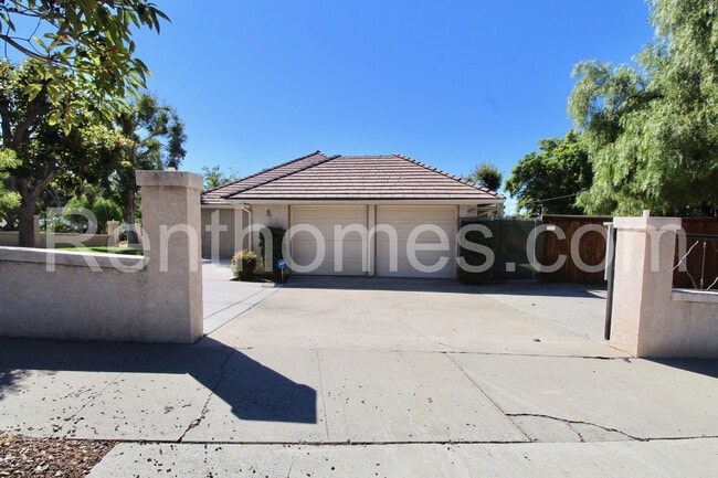 Building Photo - 2822 Mesa Dr