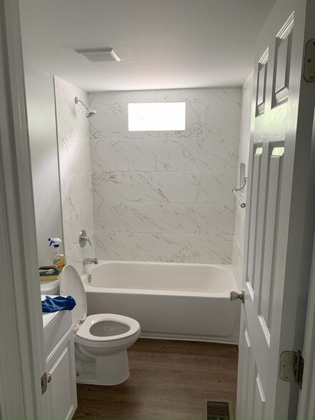 641 - Bathroom - 641 Formwalt St Sw