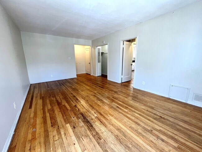 Interior Photo - 605 Kelton Ave