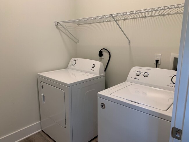 Building Photo - Beautiful 3BR/2.5 Bath Townouse with 2 Car...
