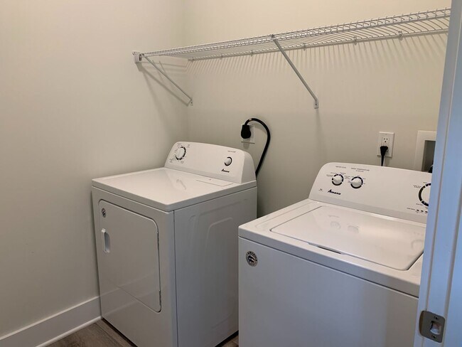 Building Photo - Beautiful 3BR/2.5 Bath Townouse with 2 Car Garage