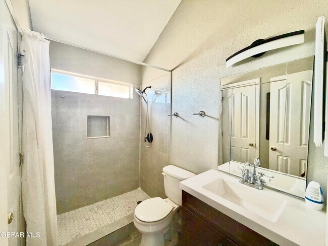 Building Photo - 9150 Bur Oak Cir