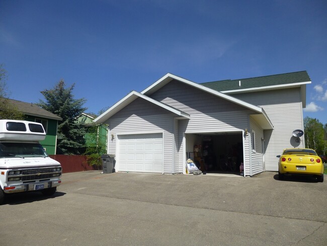 Building Photo - Adorable Furnished Townhouse