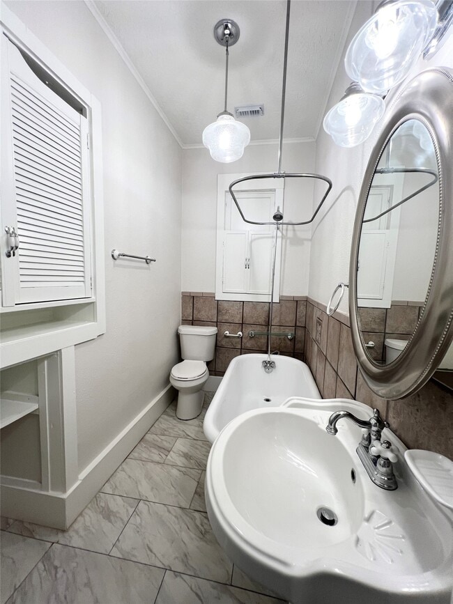 Building Photo - 421 E Myrtle St