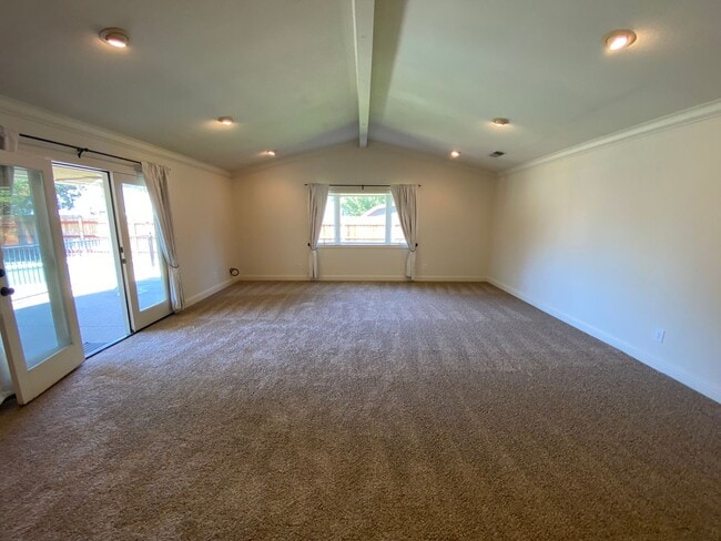 Building Photo - Beautiful Home with a Pool