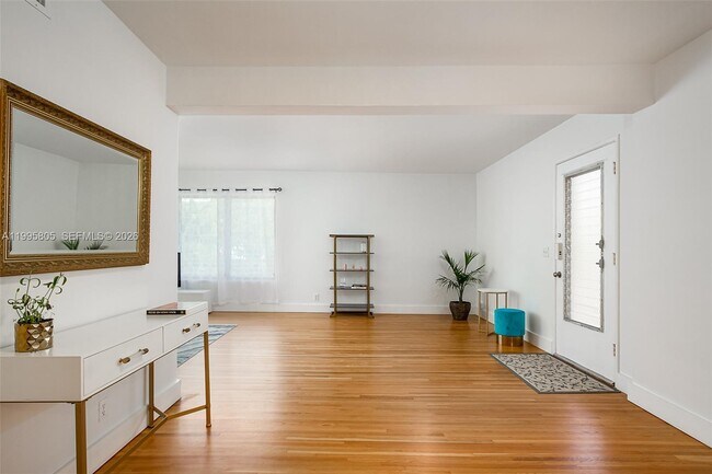 Building Photo - 10081 W Bay Harbor Dr