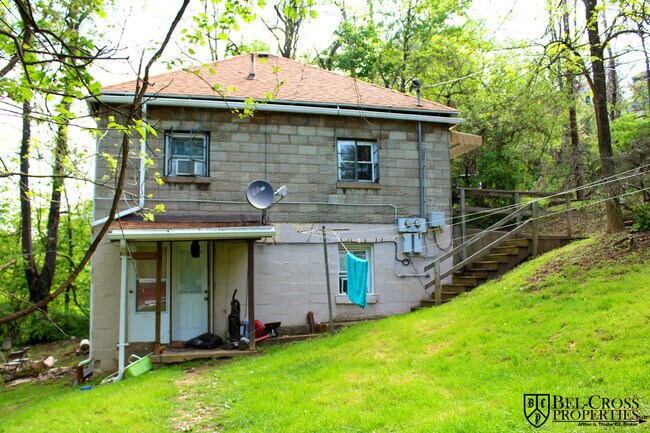 Primary Photo - 1033 College Ave
