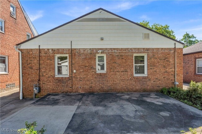 Building Photo - 1152 Elmwood Rd