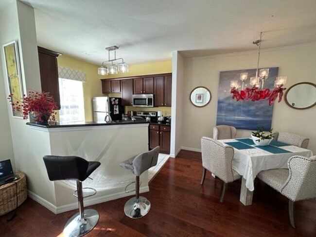 Building Photo - 2 Bedroom Fully Furnished, renovated Condo...