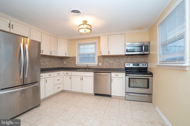 Building Photo - 15 Cranbury Rd