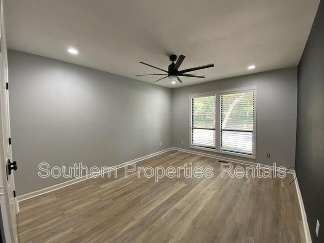Building Photo - 517 Apple Ln