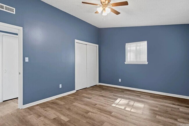 Building Photo - 2502 N Lakeview