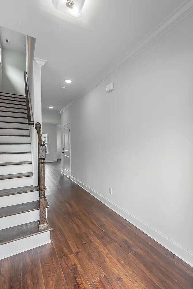 Building Photo - 5562 Stream Ln