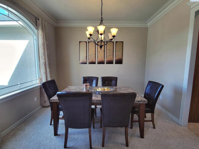 Building Photo - Large South Richland 4 Bed/3 Bath Home