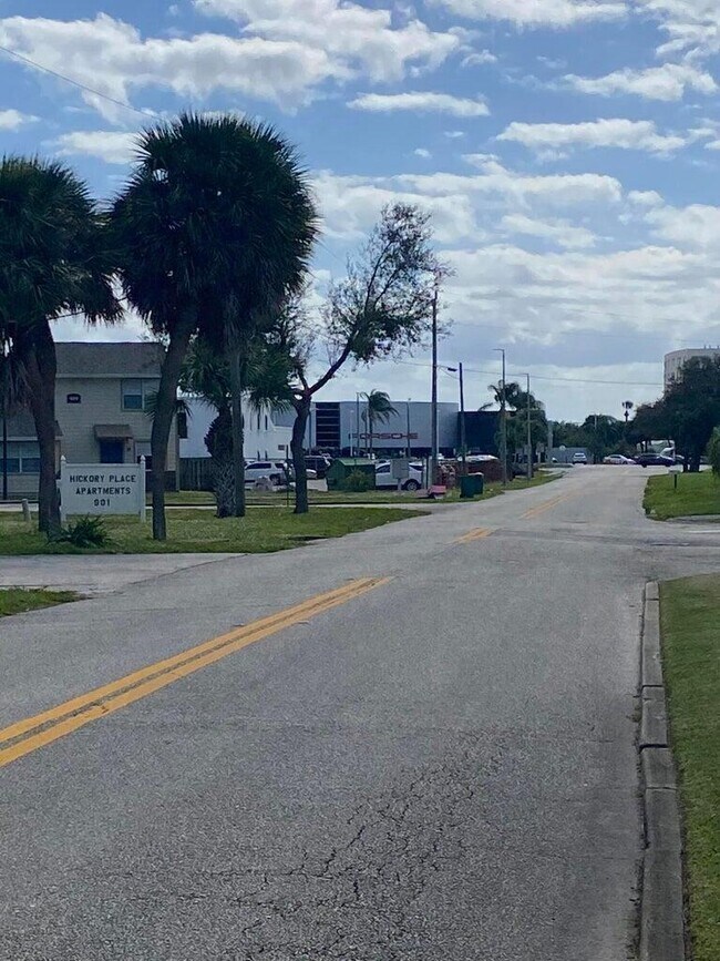 Building Photo - 837 Hickory St