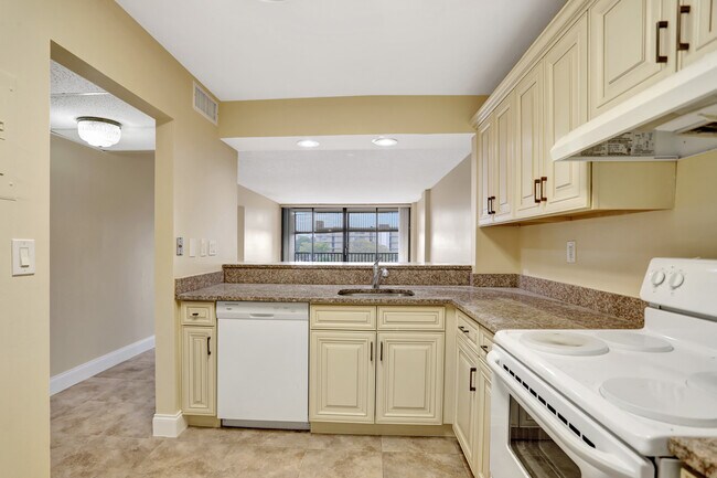 Building Photo - 3 Royal Palm Way