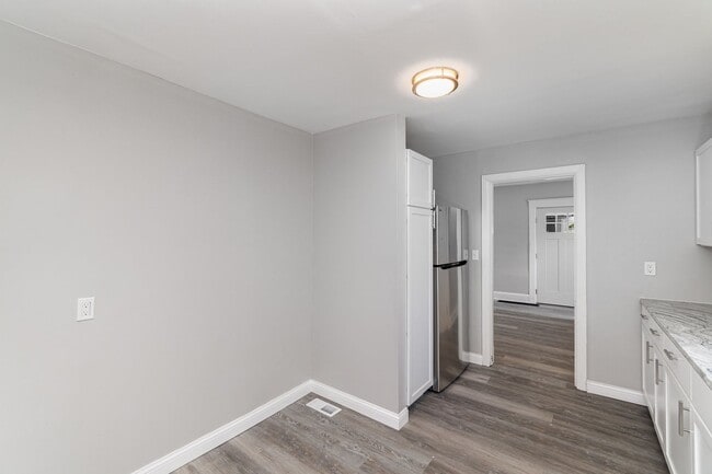 Building Photo - Updated 3 Bedroom 1 bathroom House