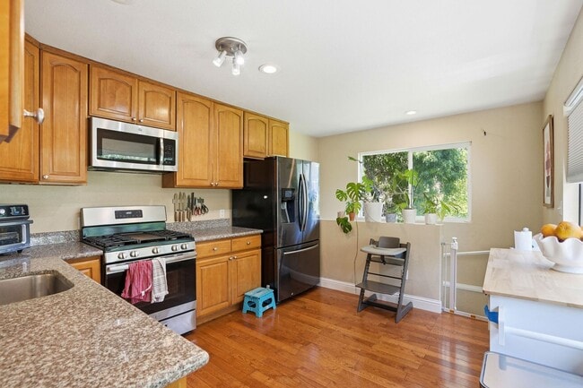 Building Photo - Beautiful Spacious 3-bedroom 2-Bath in Oakland!