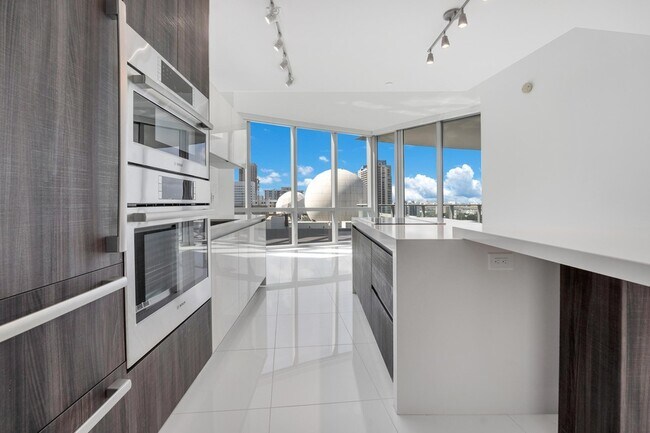 Building Photo - 851 NE 1st Ave