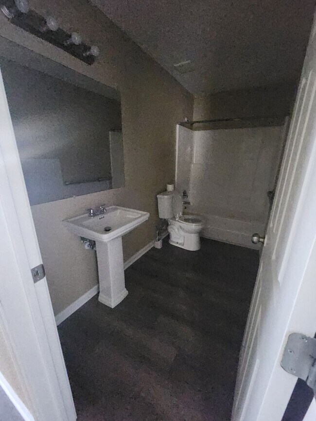 Building Photo - 2 bedroom Oak Grove