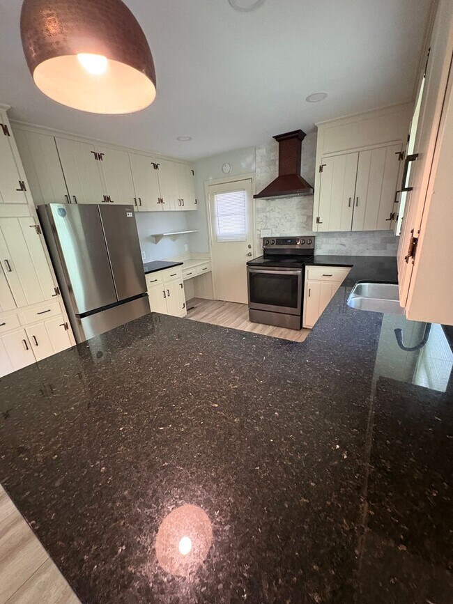 Building Photo - Beautiful newly updated single family home move in ready!