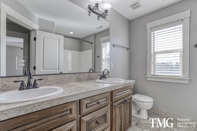 Building Photo - Large Pet Friendly 3 bed 2.5 bath home in ...