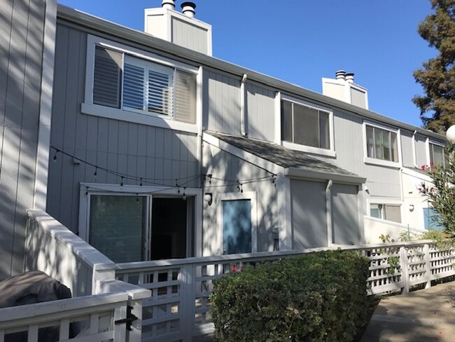 Building Photo - 2 bedroom, 2 bath townhome in Walnut Creek...