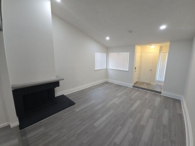 Building Photo - **Newly Updated 2 Bed Home with Spacious B...
