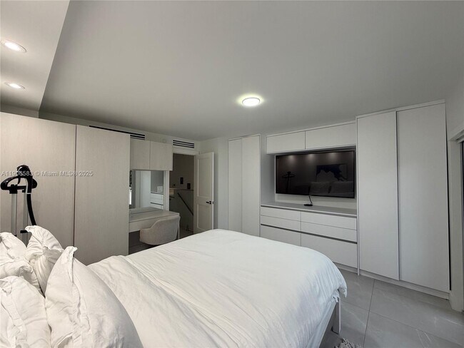 Building Photo - 881 Ocean Dr