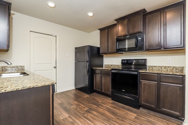 Building Photo - 3 Bedroom Ready for Immediate Move In!