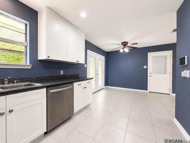 Building Photo - 536 Fountainbleau Dr