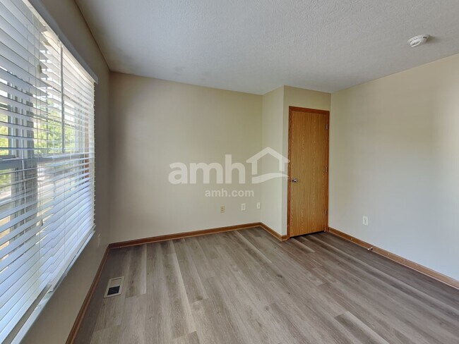 Building Photo - 180 Shaleridge Dr