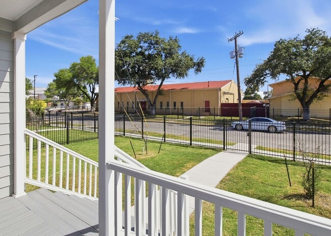 Building Photo - Modern 3 Bedroom Home Minutes from Downtown San Antonio