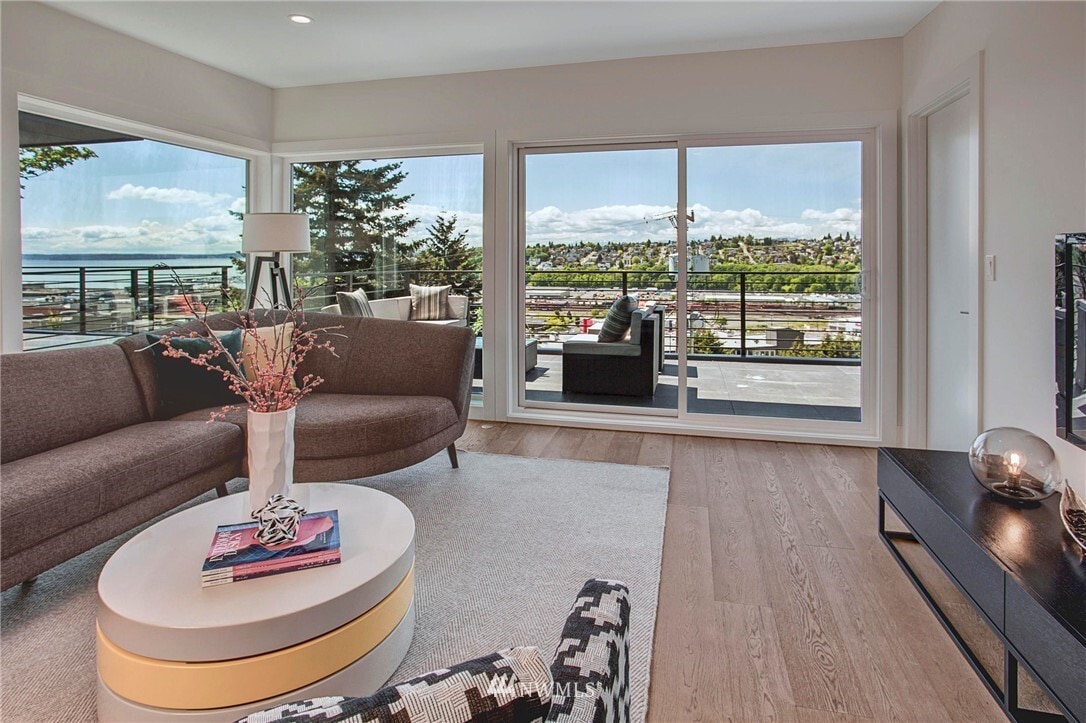 Top floor with view - 2210 12th Ave W