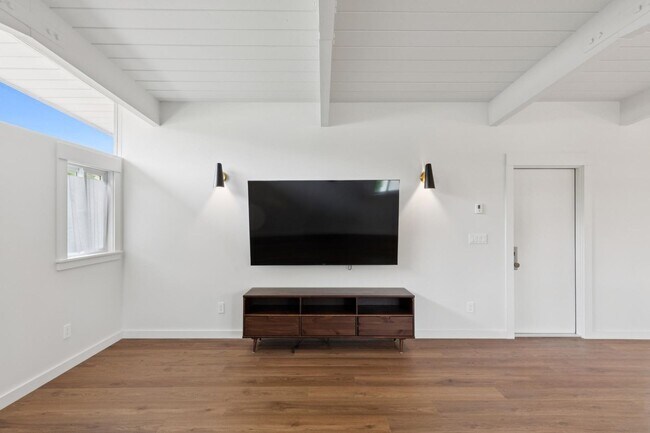 Building Photo - Eichler Mid-Century Home, Newly Renovated