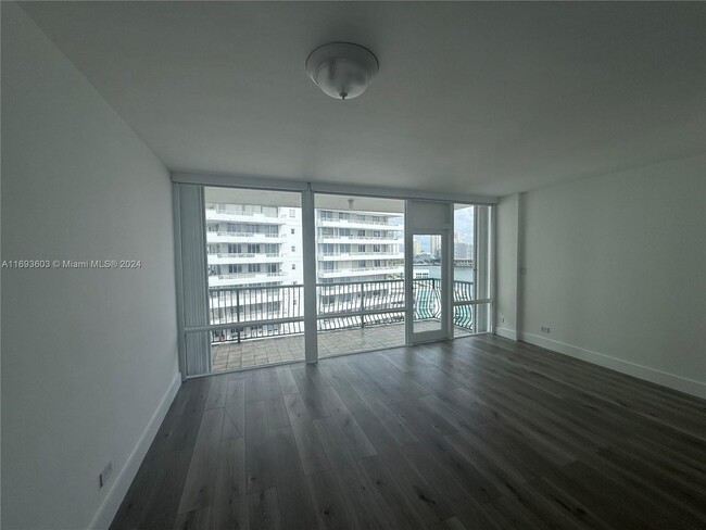 Building Photo - 1408 Brickell Bay Dr